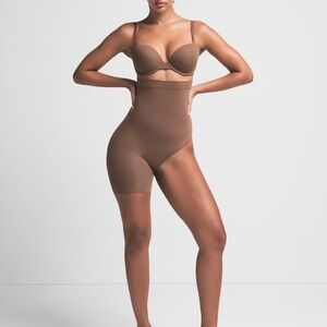 Skims Seamless Sculpt Solution Short Right Leg Exposed